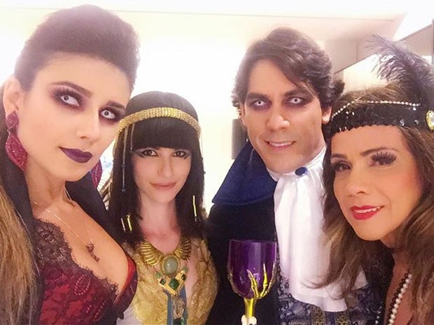 Paula Fernandes com o namorado, Henrique Valle, e amigas em festa (Foto: Instagram/ Reprodução)