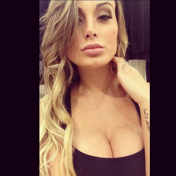 Andressa Urach faz expressão sexy e mostra decote (Foto: Instagram)
