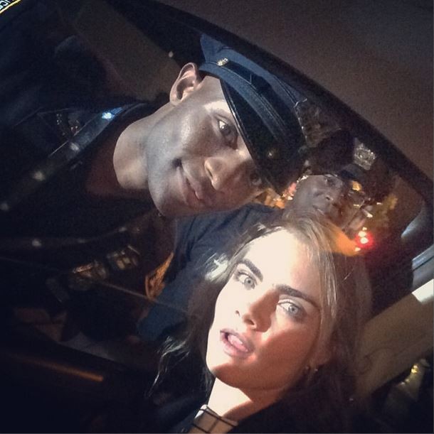 Cara Delevingne faz selfie com policial (Foto: Instagram/Reprodução)