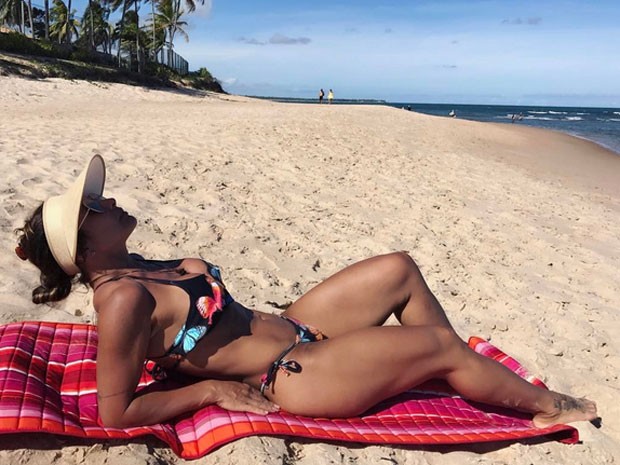 Scheila Carvalho posa de biquíni na praia (Foto: Instagram/ Reprodução)