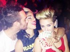 Com direito a exibição de notas de dinheiro, Miley Cyrus cai na farra