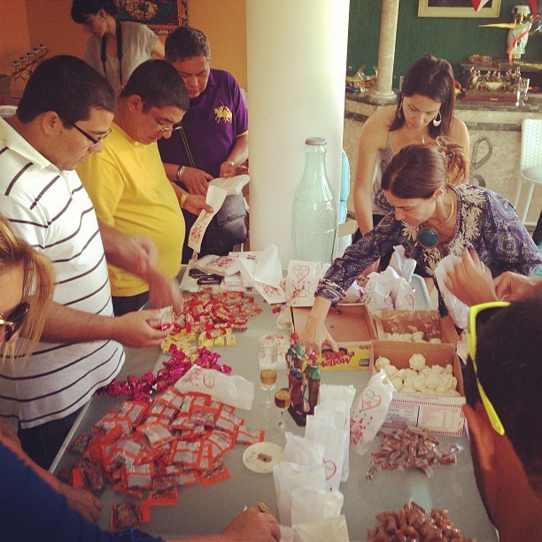 David Brazil mostra preparação dos saquinhos de doces (Foto: Reprodução/ Instagram)