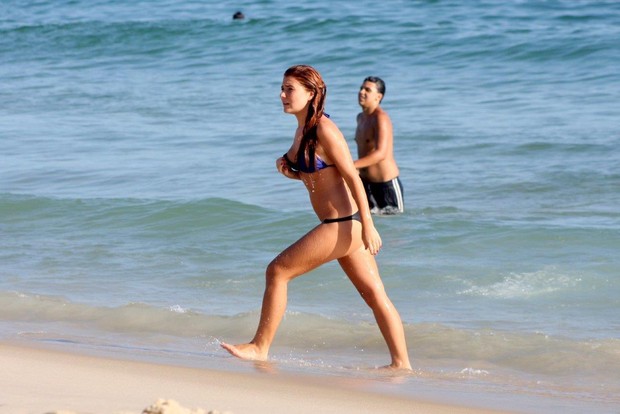 Mariah Rocha na praia (Foto: JC Pereira/Agnews)