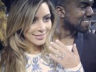 Caiu na rede! Kim Kardashian posa sorridente com aliança de noivado