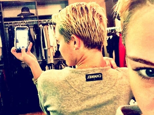 Miley Cyrus tira onda com etiqueta Chanel (Foto: Twitter / Reprodução)