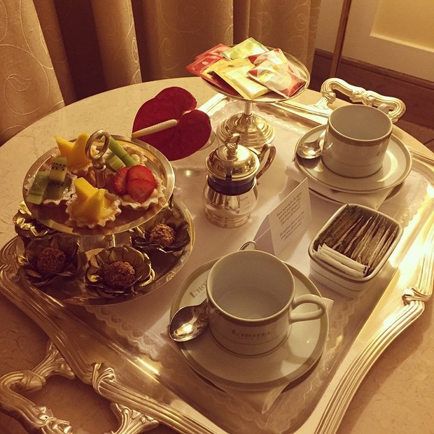  Mariana Rios mostra bandeja de chá em hotel chique (Foto: Instagram / Reprodução)