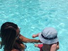 Flávia Sampaio brinca com herdeiro de Eike: 'Já acordamos na piscina'
