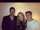 Angélica e Luciano Huck posam com Ricky Martin
