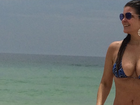 Na praia, Cristiana Oliveira comemora dia quente no Rio: 'Dia maravilhoso' 