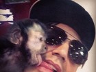 Latino ganha 'beijo de língua' de macaco de estimação