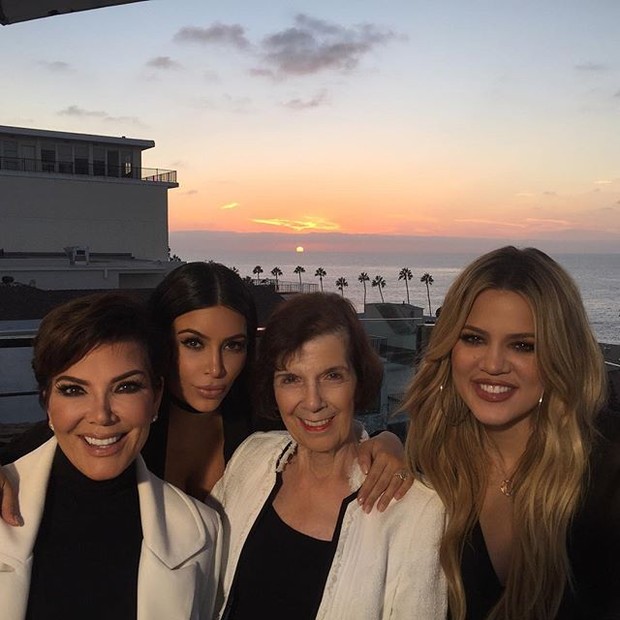 Kris Jenner, Kim Kardashian, Mary Jo Shannon e Khloe Kardashian em restaurante em Los Angeles, nos Estados Unidos (Foto: Instagram/ Reprodução)