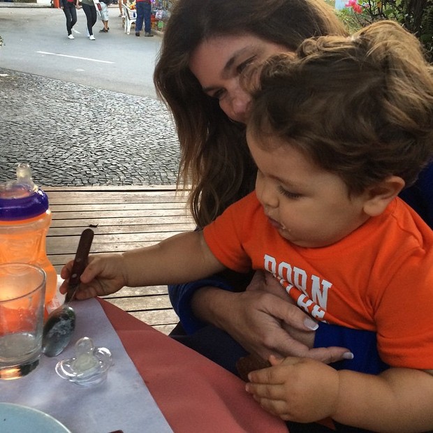 Cristiana Oliveira com o neto, Miguel, na Lagoa, Zona Sul do Rio (Foto: Instagram/ Reprodução)