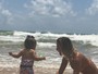 Deborah Secco curte momento com a filha Maria Flor na praia