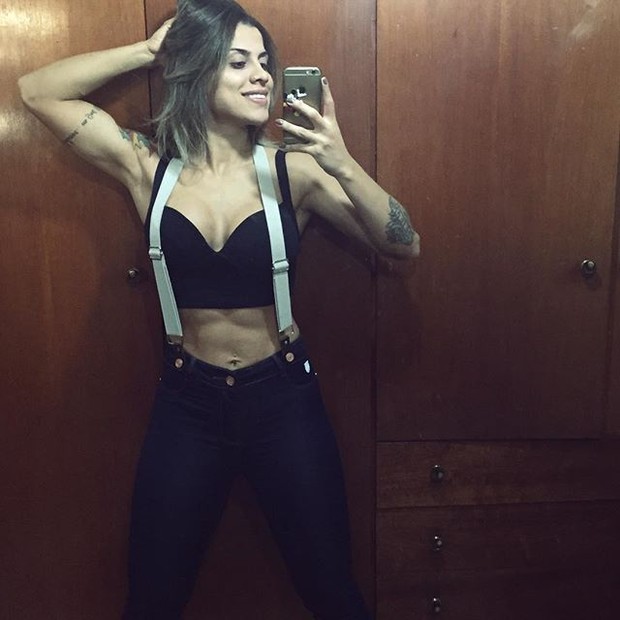 Ex-BBB Vanessa Mesquita posa com a barriga à mostra (Foto: Instagram/ Reprodução)