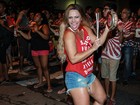 De visual novo, Viviane Araújo cai no samba em ensaio de rua