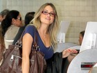 Ellen Roche circula de óculos em aeroporto carioca