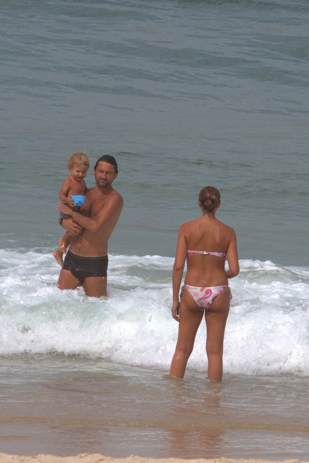 Leonardo com a familia na praia de Ipanema (Foto: Wallace Barbosa/AgNews)