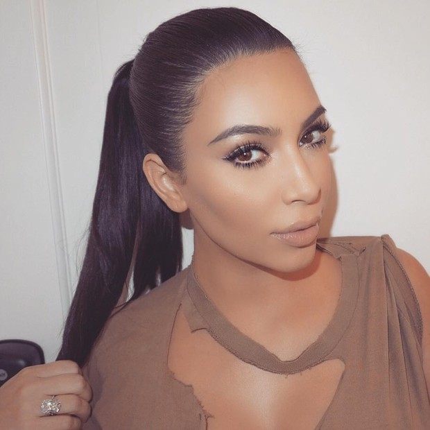 Kim Kardashian usa blusa rasgada (Foto: Instagram / Reprodução)