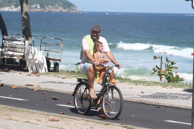 Thiago Lacerda com a filha (Foto: Dilson Silva / Agnews)