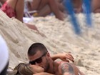 Fernanda Lima e Rodrigo Hilbert vão à praia com filhos e trocam beijos