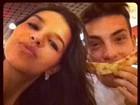 Com Mariana Rios, Di Ferrero finge bigode com pedaço de pizza