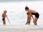 Com vestido transparente, Fernanda Lima brinca com os filhos à beira-mar