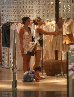 Grazi Massafera com a filha em shopping do Rio (Foto: Daniel Delmiro / AgNews)