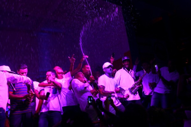 Nego do Borel faz chover espumante importado em festa de aniversário no Rio (Foto: Isac Luz/EGO)
