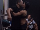 Beijando e malhando - Bella Falconi posta vídeo sobre noite passada