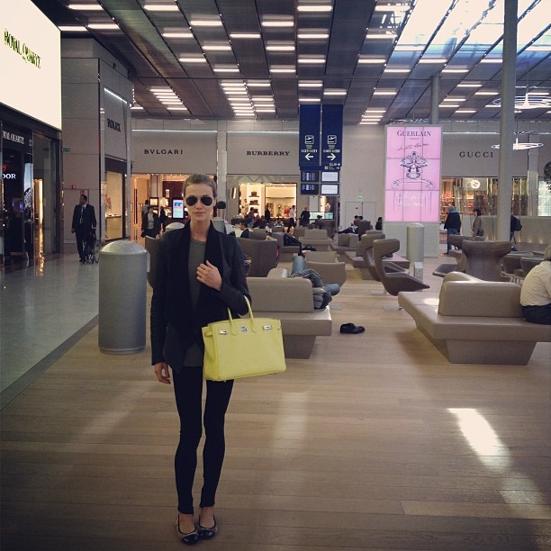 Renata Kuerten no aeroporto de Paris, na França (Foto: Instagram/ Reprodução)