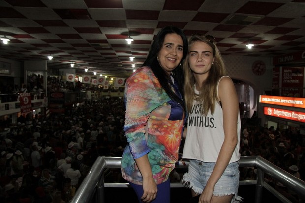 Cara Delevingne vai a quadra de escola de samba (Foto: Foto Rio News)