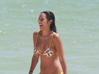 Grávida, Yanna Lavigne se refresca de calor com mergulho em praia no Rio