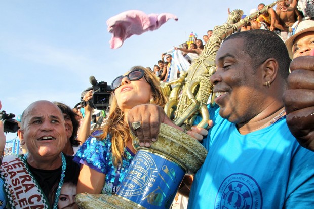Sabrina Sato comemora a vitória da Vila Isabel no carnaval carioca (Foto: Graça Paes e Marcos Ferreira / Foto Rio News)