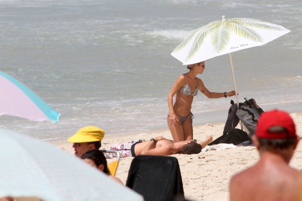 Fernanda de Freitas na praia (Foto: Wallace Barbosa / AgNews)