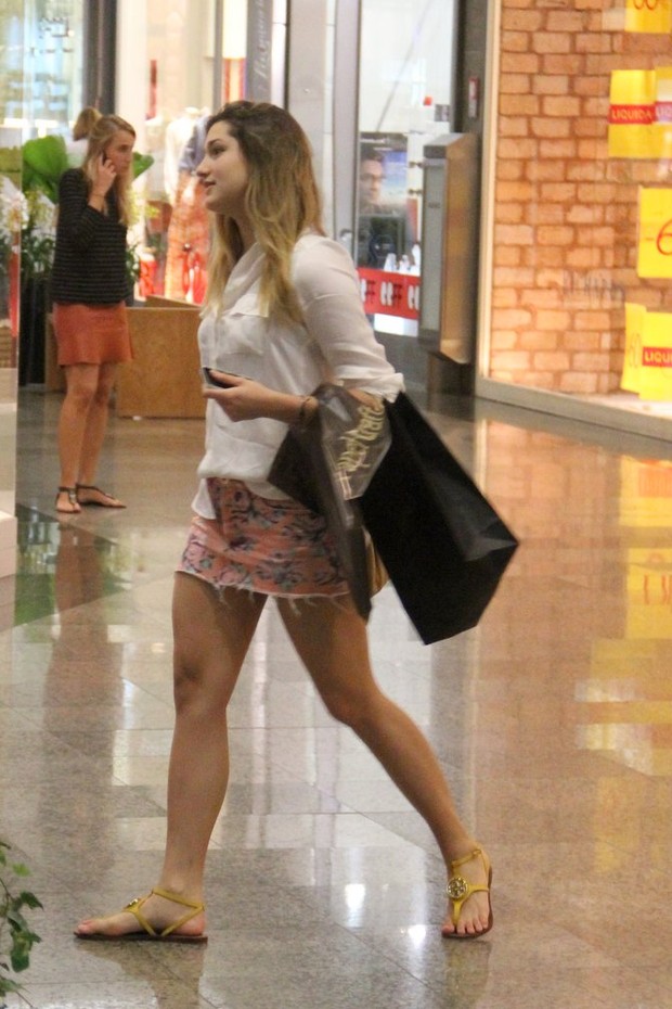 Sasha no shopping (Foto: Marcus Pavão / AgNews)
