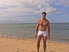 Ex-BBB Jonas exibe músculos em ensaio de sunga na praia