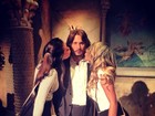 Irmã de Neymar posta foto beijando Johnny Depp em museu de cera