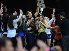 Em São Paulo, Naldo dança no palco rodeado de fãs