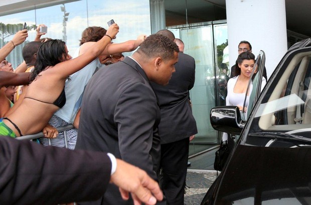 Kim Kardashian sai do hotel sozinha (Foto: André Freitas / AgNews)