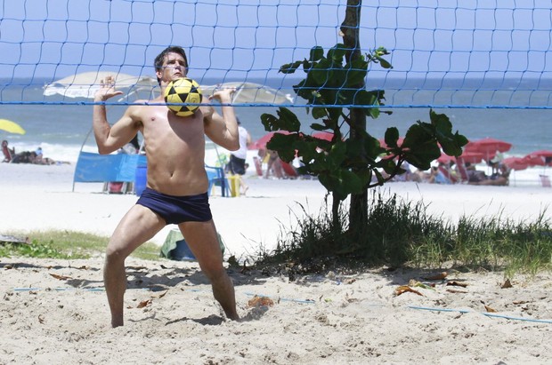 Marcio Garcia na praia (Foto: Dilson Silva/AgNews)