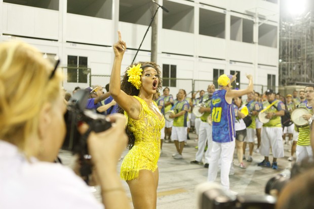 Juliana Alves em ensaio técnico no Rio (Foto: Anderson Barros / EGO)