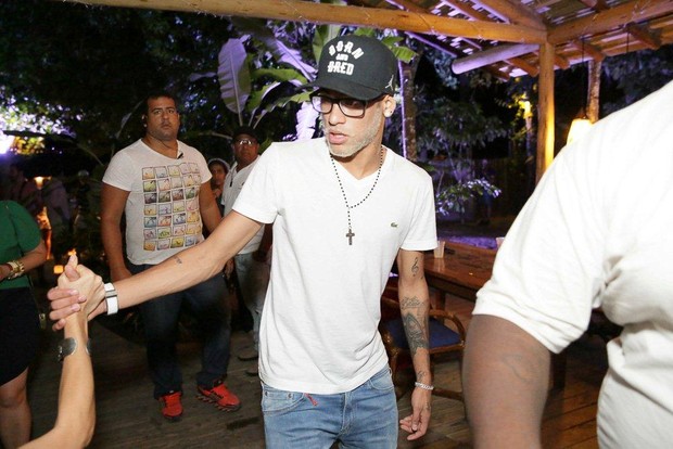 Neymar e Daniel Alves (Foto: Ali Karakas / divulgação)