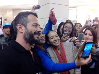 Malvino Salvador com as fãs (Foto: ego)