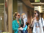 Grávida, Carolinie Figueiredo vai com marido e  filha a shopping do Rio