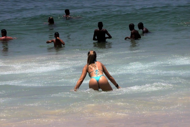 Veridiana Freitas na praia de Ipanema, no Rio de Janeiro (Foto: J.Humberto / AgNews)