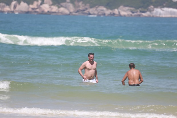 Thiago Lacerda na praia (Foto: Dilson Silva / Agnews)
