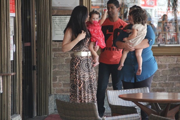 Perlla com a família em restaurante do Rio (Foto: Rodrigo dos Anjos / AgNews)
