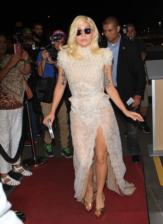 X17 - Lady Gaga em aeroporto de Los Angeles, nos Estados Unidos (Foto: X17online/ Agência)