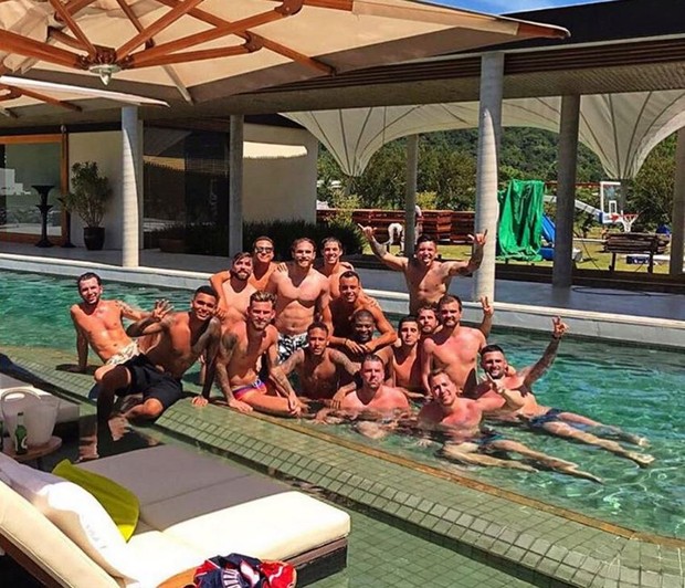 Neymar com amigos na piscina de sua mansão (Foto: Reprodução/Instagram)