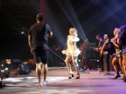 Prevenida, Carla Perez deixa shortinho à mostra em show de Xanddy no Rio